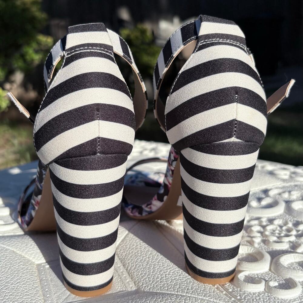 TORRID Ankle Strap Striped Chunky Heel Sandals size 8W
New - Picture 3 of 9